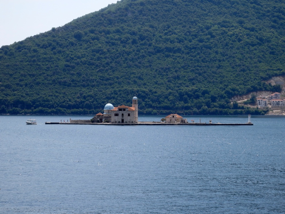 Остров и церковь Богоматери на рифе