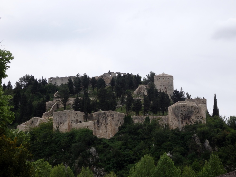 Столац, вид на крепость с дороги