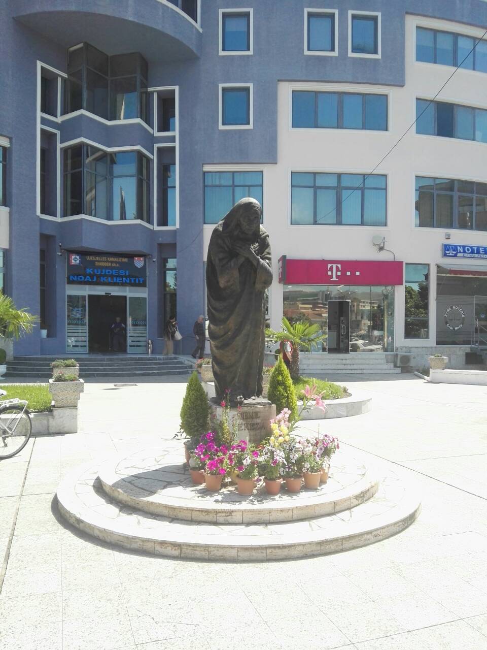Памятник матери Терезе в центре Шкодера